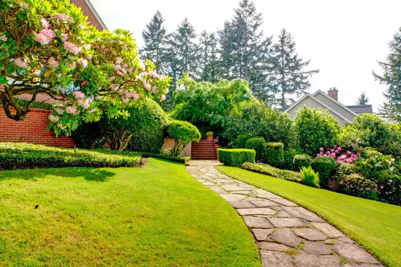 Jardin fleuri avec allée en pierres naturelles